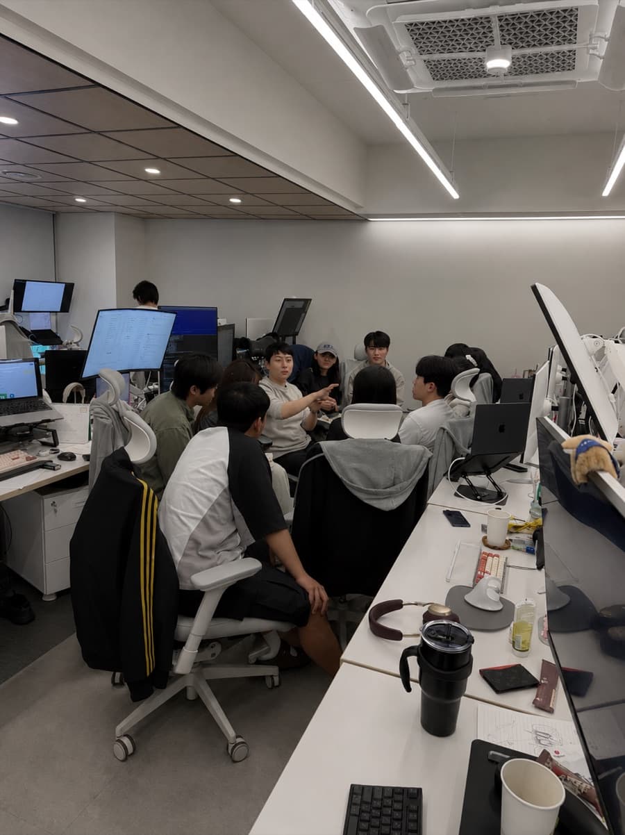 두어스 팀이 사무실에서 모여 논의하는 장면